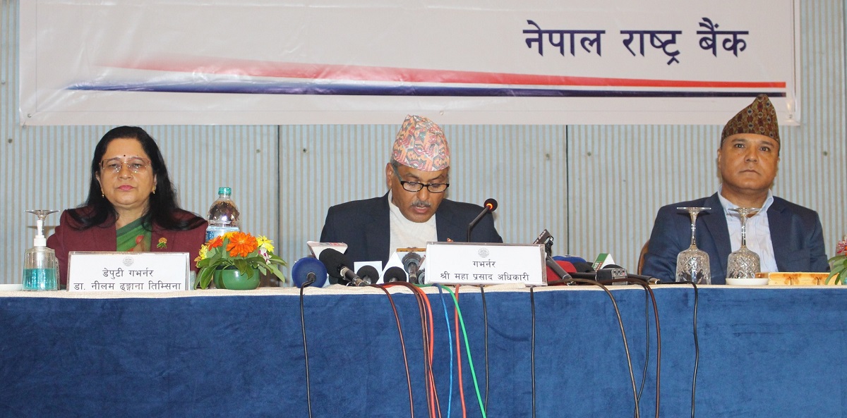 आर्थिक वर्ष २०८०-८१ को मौद्रिक नीतिका सम्बन्धमा आयोजित पत्रकार सम्मेलन। तस्बिर स्रोतः नेपाल राष्ट्र बैंक